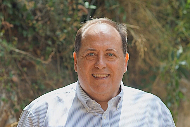 Juan Ángel Martínez González, sonriendo en un entorno al aire libre, gerente de alojamientos rurales en Aýna, Albacete, y usuario del software Redforts.